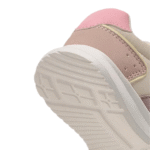 ⁦حذاء رياضي بناتي مريح باللونين الأبيض والوردي مع شريط لاصق.⁩ - الصورة ⁦4⁩